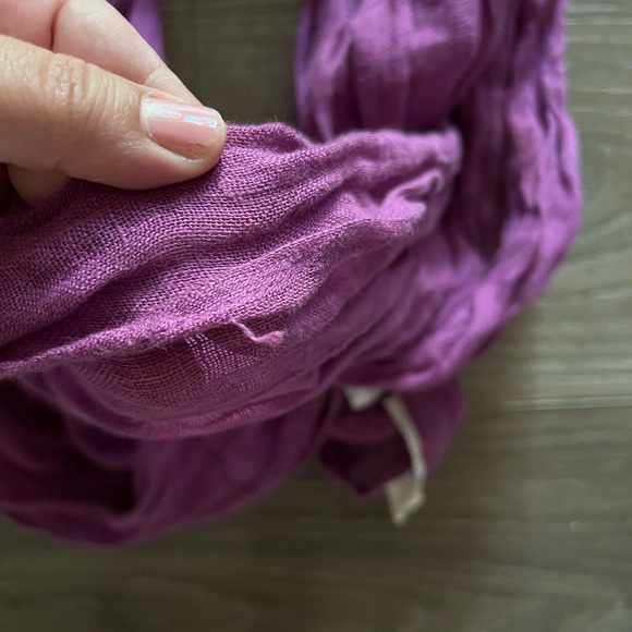 Eileen Fisher 100% Linen Purple Infinity Scarf with Crinkled Texture - Picture 4 of 6